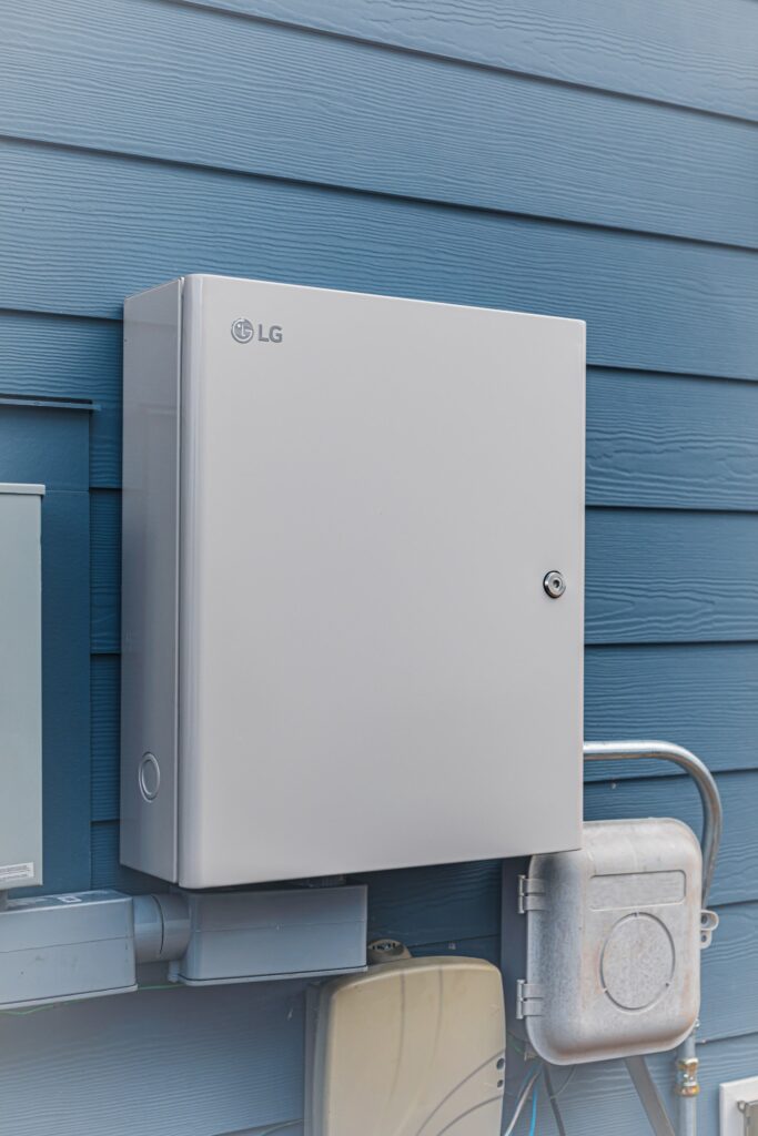 LG ESS Home 8